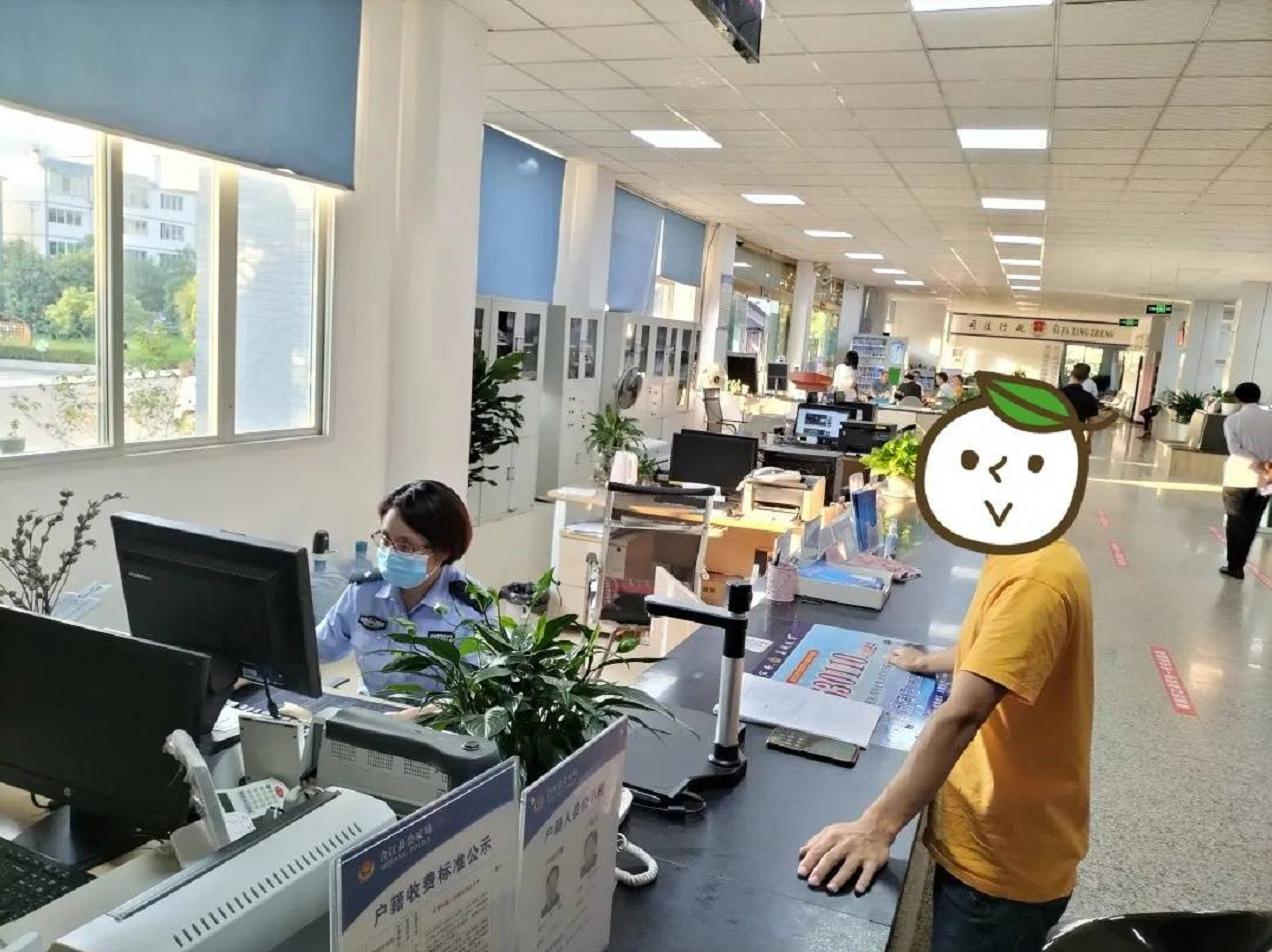 一男子强行要求改身份证,男子强烈要求改身份证上出生两字