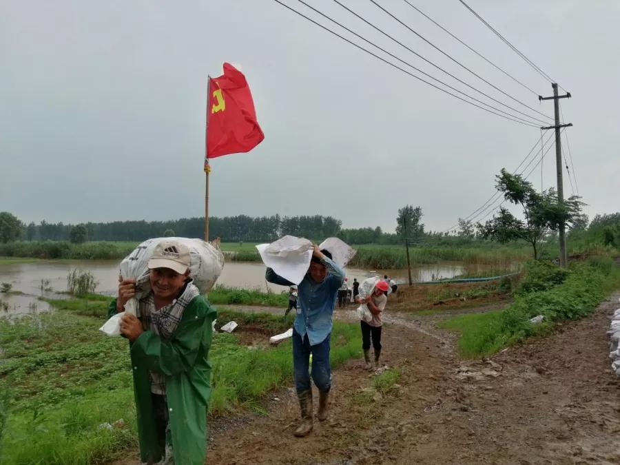 寒夜中有你们逆风而行的身影,逆风而行风雨中的身影