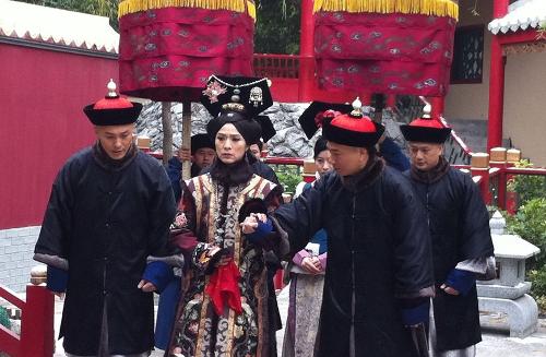 古时候妃嫔被打入冷宫，为何太监们总抢着伺候？