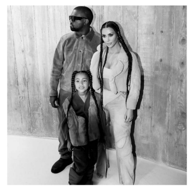 金卡戴珊带女儿看秀,金卡戴珊带着女儿