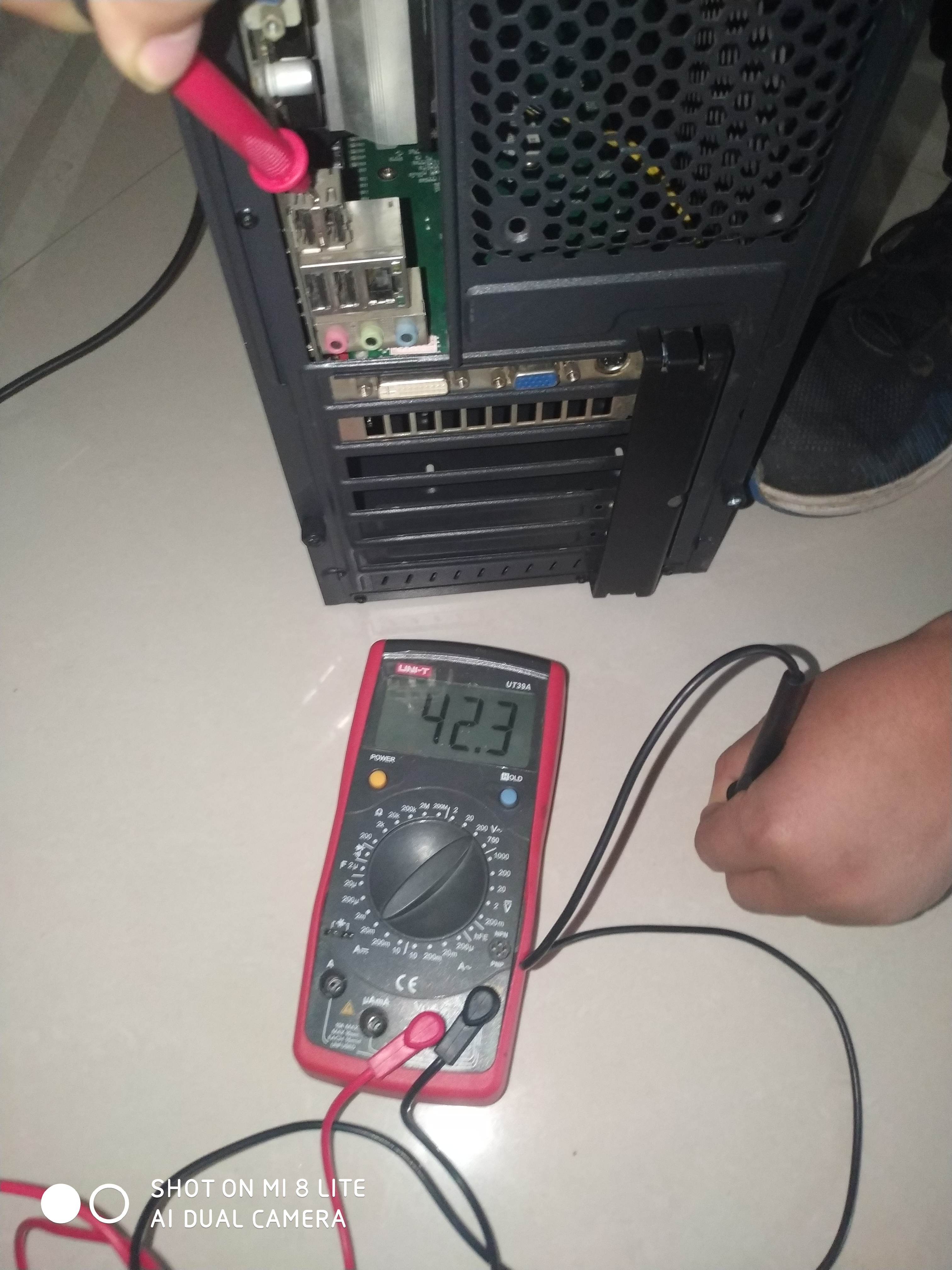 电脑机箱漏电是正常的吗,电脑机箱漏电怎么判断是静电