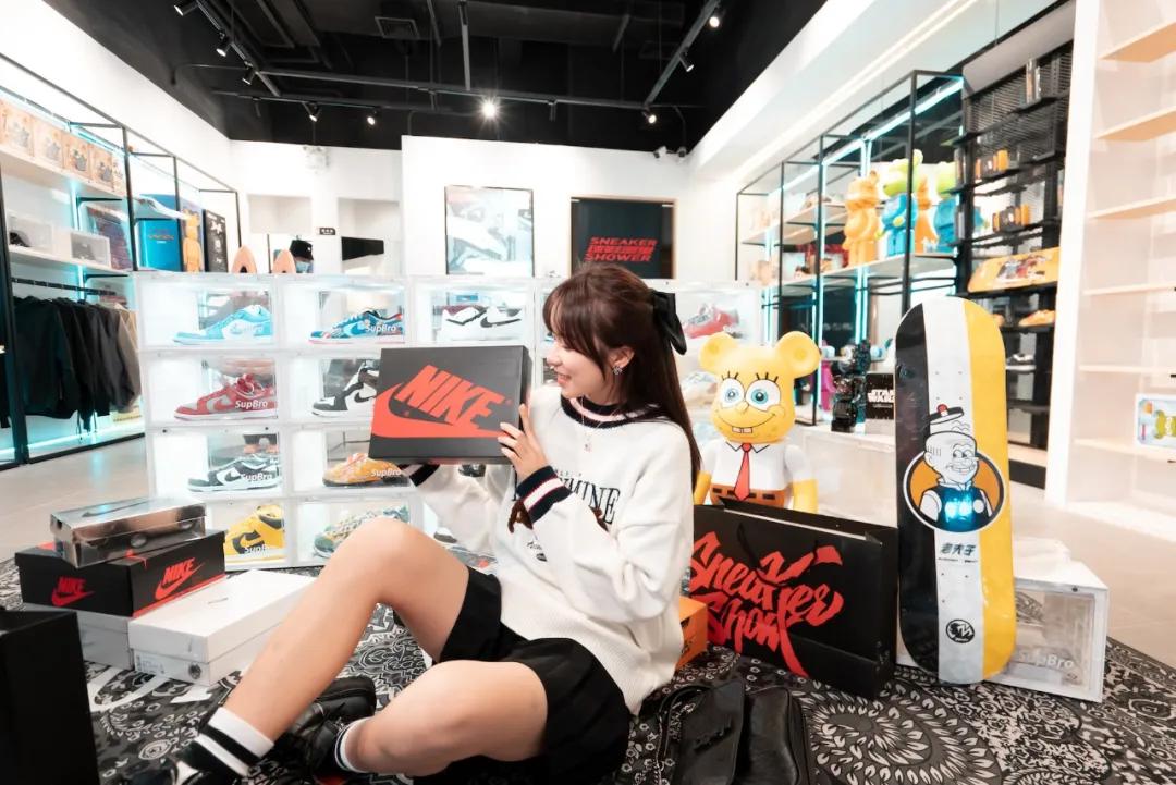 日夜不同科技感,春节潮玩创新方