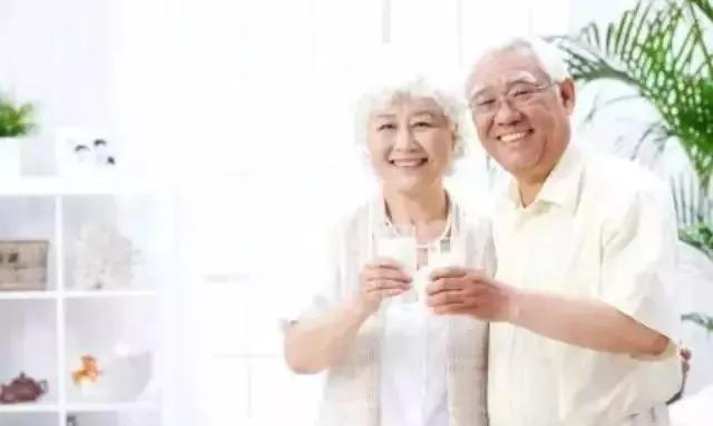 喝羊奶粉好还是鲜羊奶好,羊奶粉是纯羊奶好还是半羊奶好