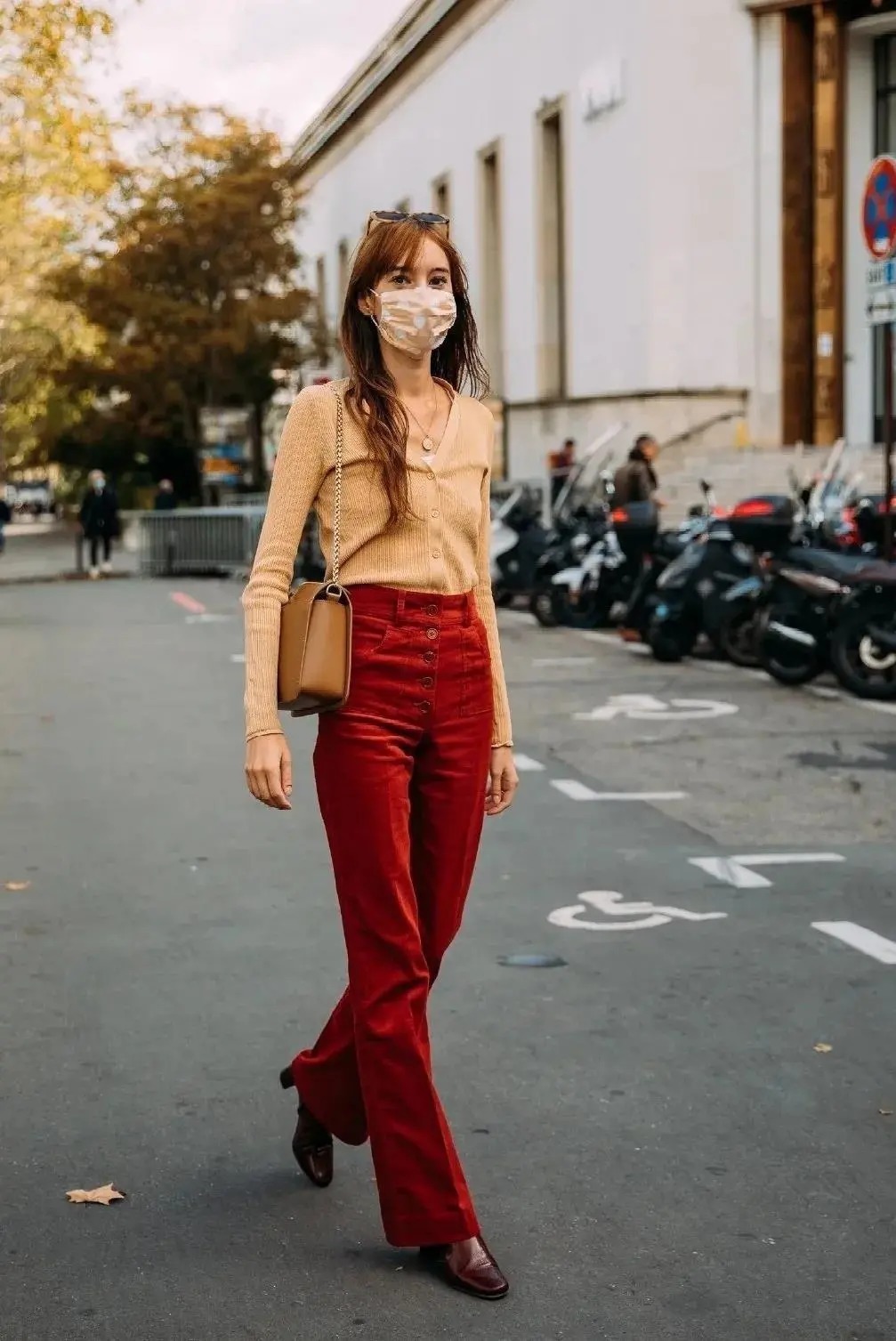 超级显白的色系穿搭快get起来吧,今年流行的亮色系穿搭叫什么