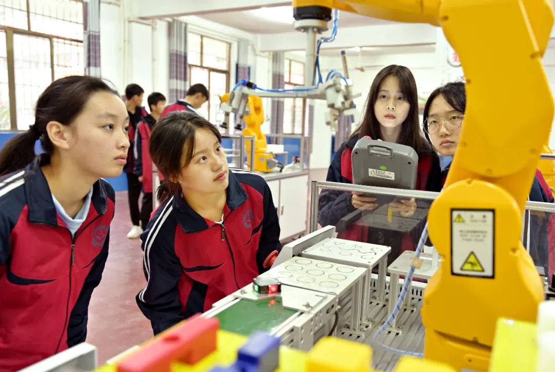 “职教高考”要来了,中专生读大学门槛要降了?专家解读