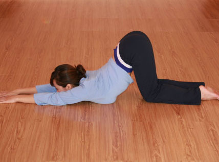 瑜伽基础入门在家练简单动作,入门瑜伽每天必练8个动作