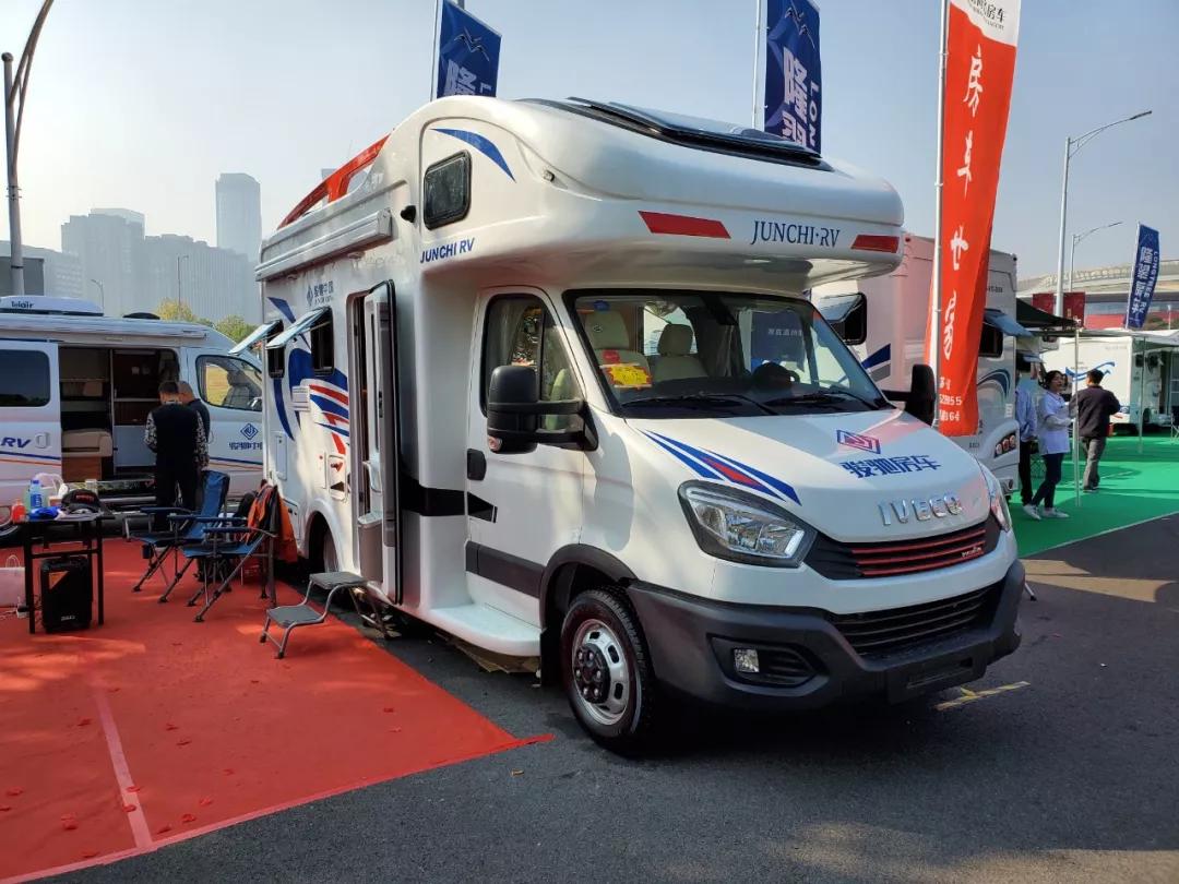 骏驰依维柯c型纵置床房车,2.98米的子母床c型依维柯房车