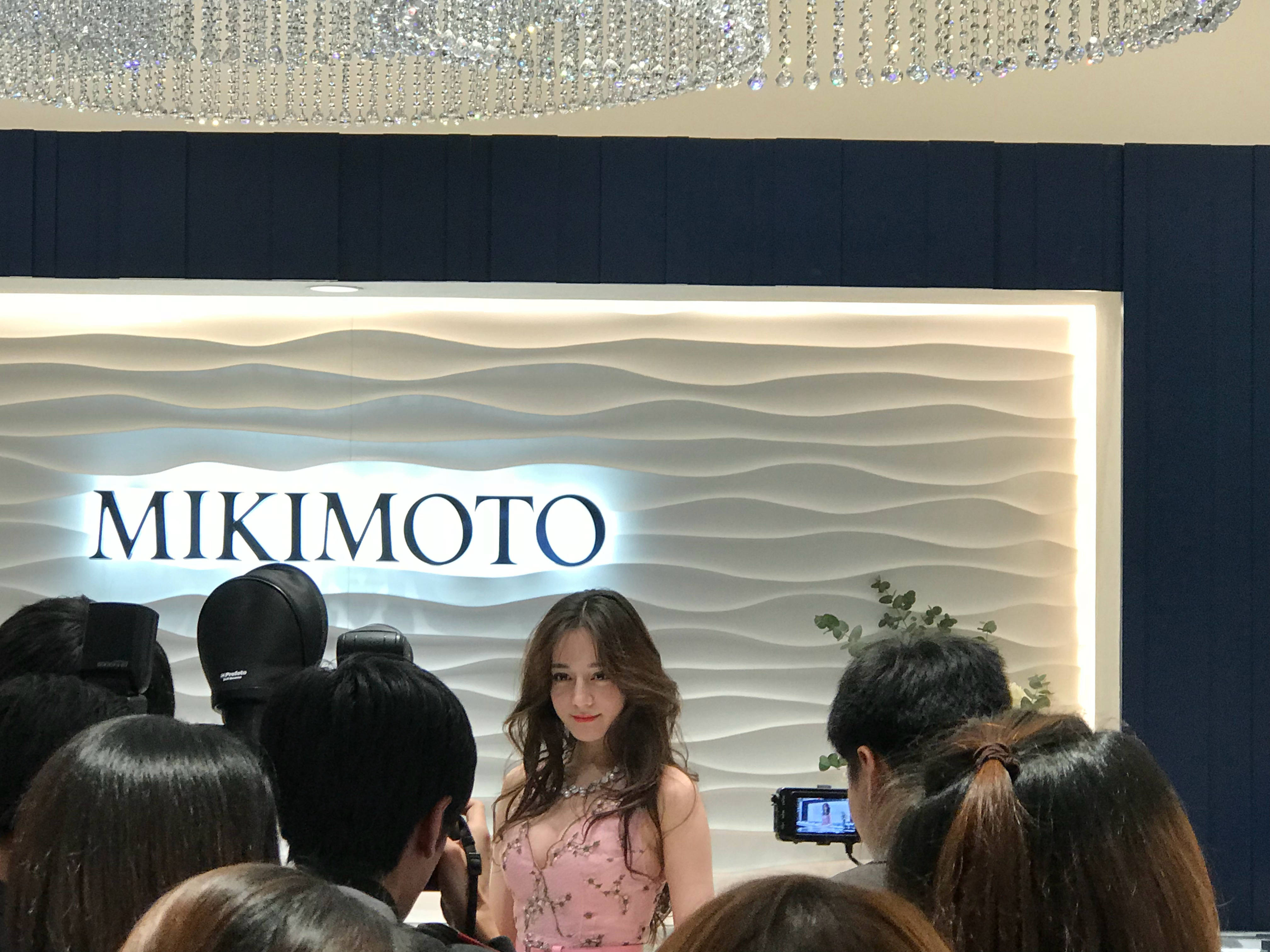 迪丽热巴好大胆！现身捞金穿深V性感长裙，人美胸更美