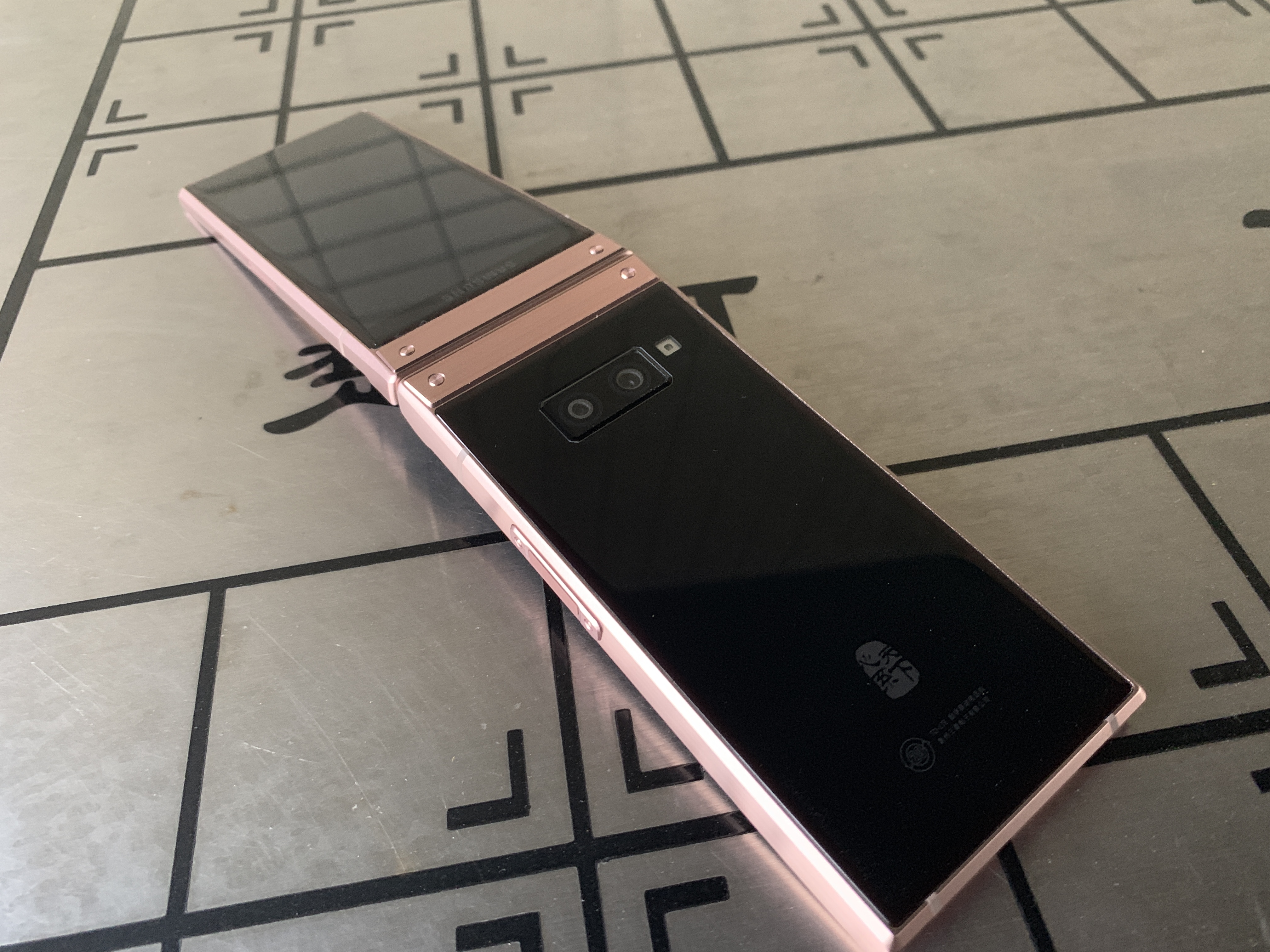 w2019优思版和三星w2019不同之处,三星w2019上面的八颗钻石是真的吗