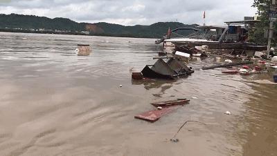 洪灾来时自救或预防的措施,人们如何在暴雨洪灾中逃生自救