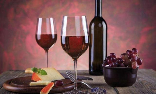 红酒怎样辨别真假酒瓶,红酒怎么辨别真假和纯粮食酒