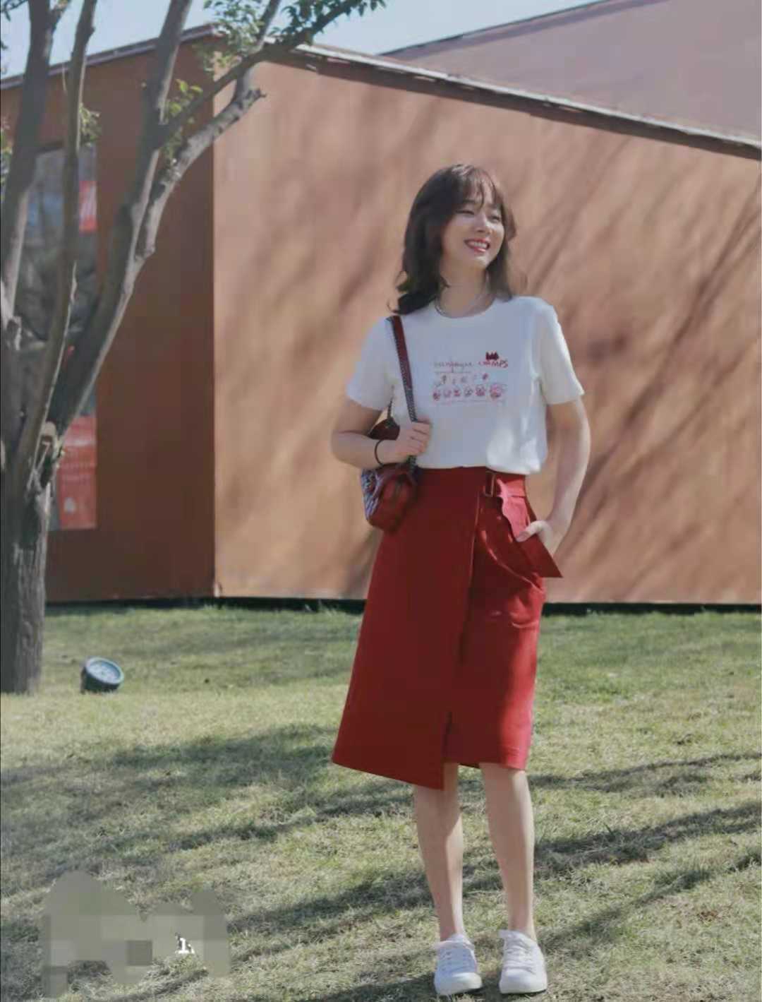 40多岁女性夏季穿什么裙子好看,40岁夏天穿什么颜色显年轻