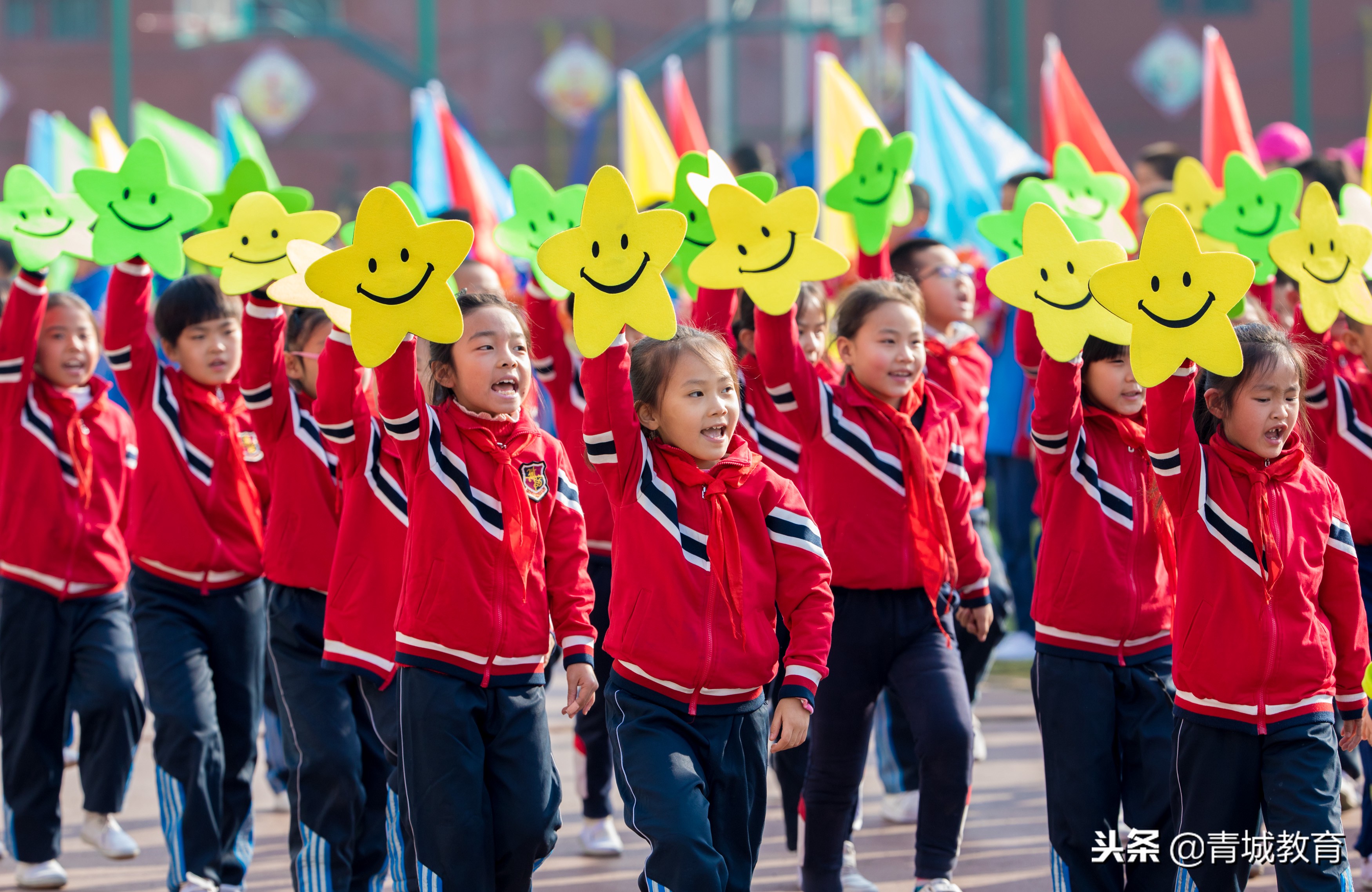 小学足球联赛拉开序幕,下南街小学第五届足球联赛开幕式