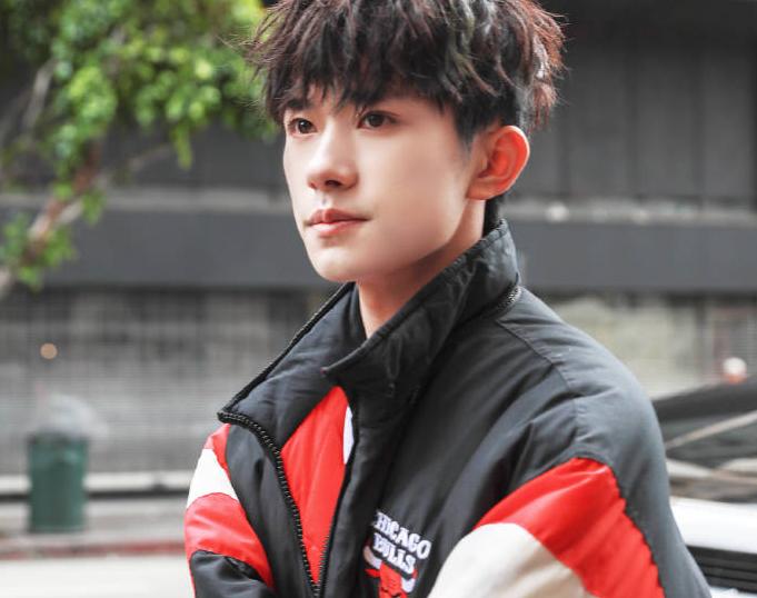 胖虎沙滩玩摔跤，易烊千玺踢球“路过”，假粉集体上线：摔他