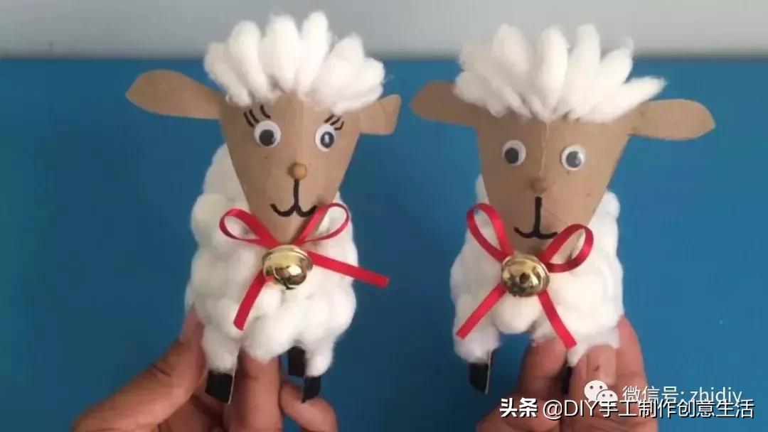 用白纸做个可爱的咩咩羊,用纸折一个可爱的小山羊