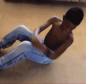 大屌哥的儿子小小年纪就已经练成了肌肉男，真是虎父无犬子