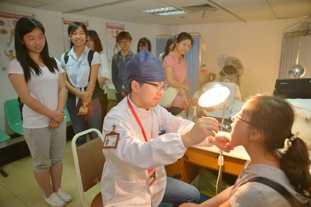 女生做胸透被医生要求,19岁女子做胸透后续