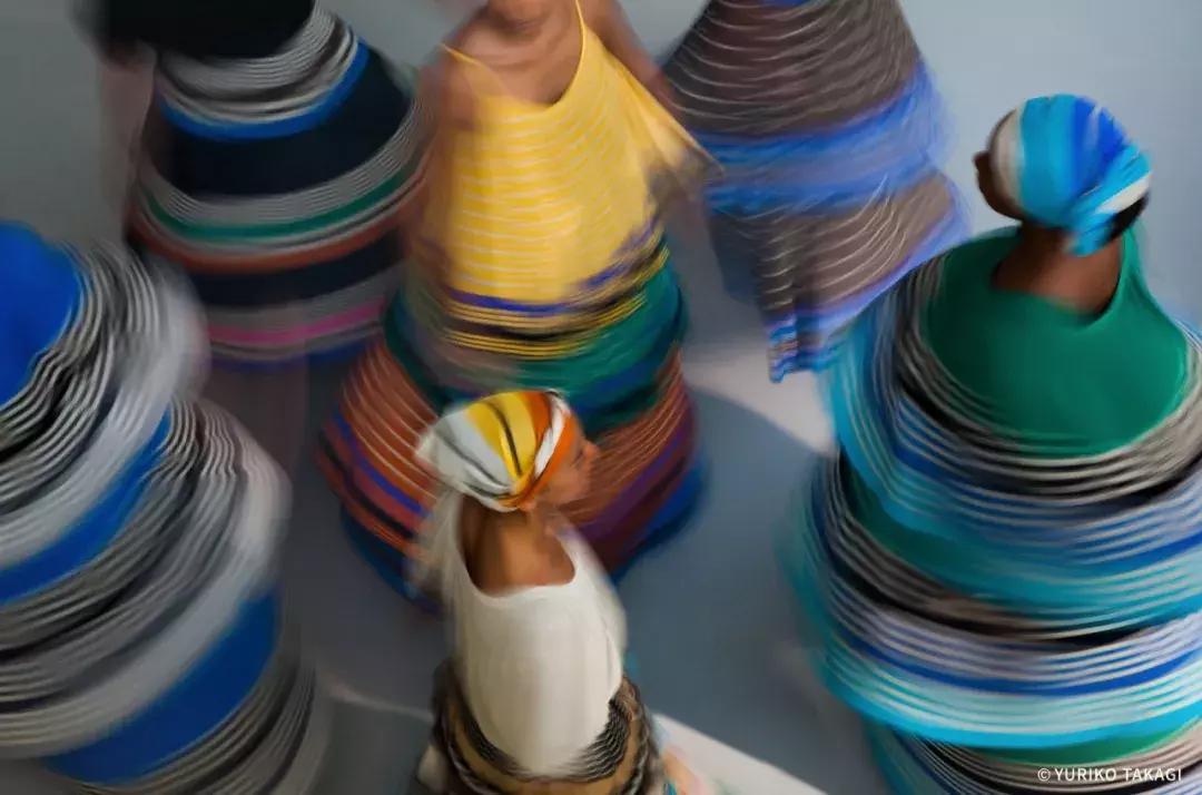 25年前，一个日本人带着天价衣服到中国，给西北人拍了一批硬照