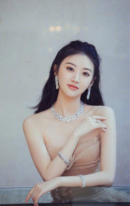 怎样的脸型看起来比较高级脸,哪两种脸型是标准脸