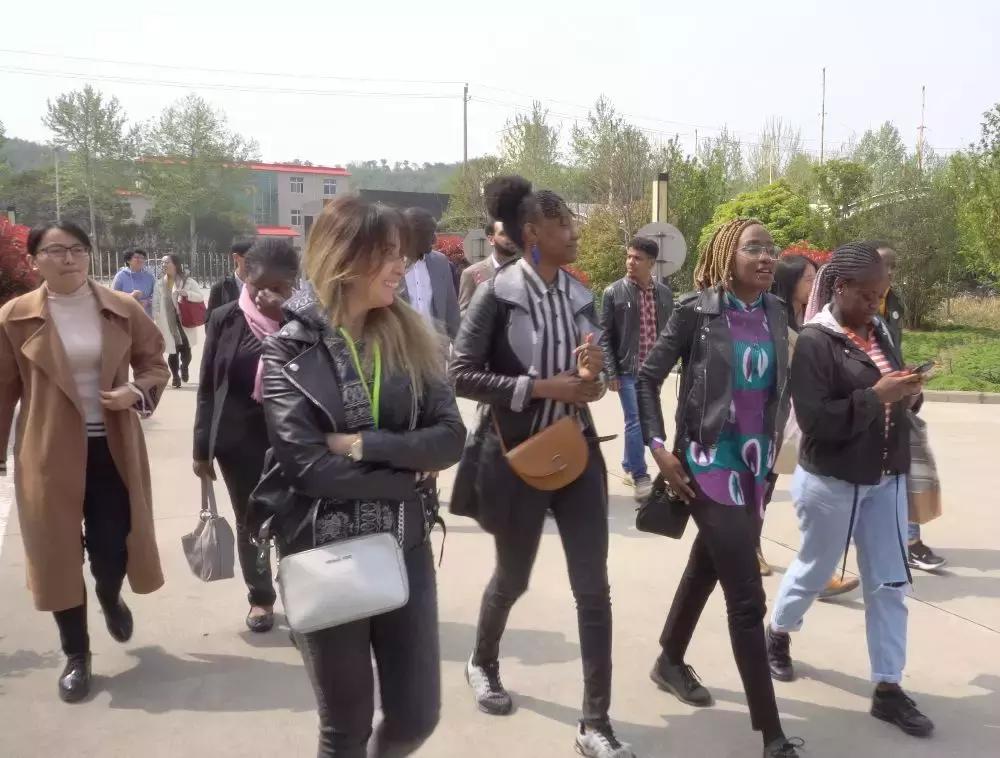 这一群制假发工厂,竟养活了30万当地人!