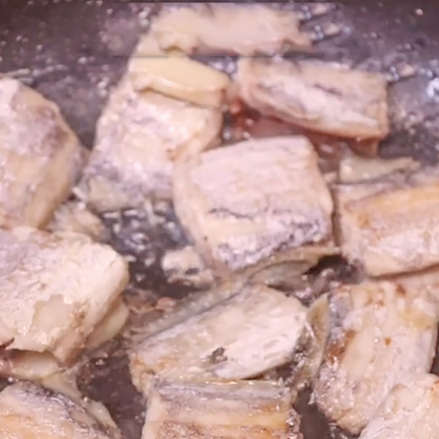 炖鱼后加醋,炖鱼料秘制酱汁