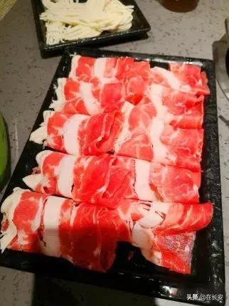 小火锅锅底有六种口味满足你,一桌小火锅