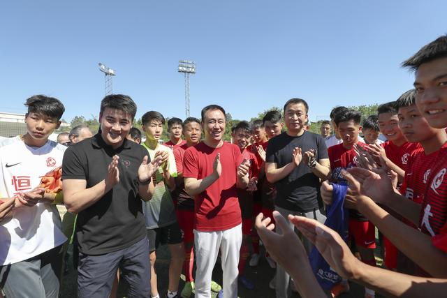 许家印看望青训球员,许家印看望球员