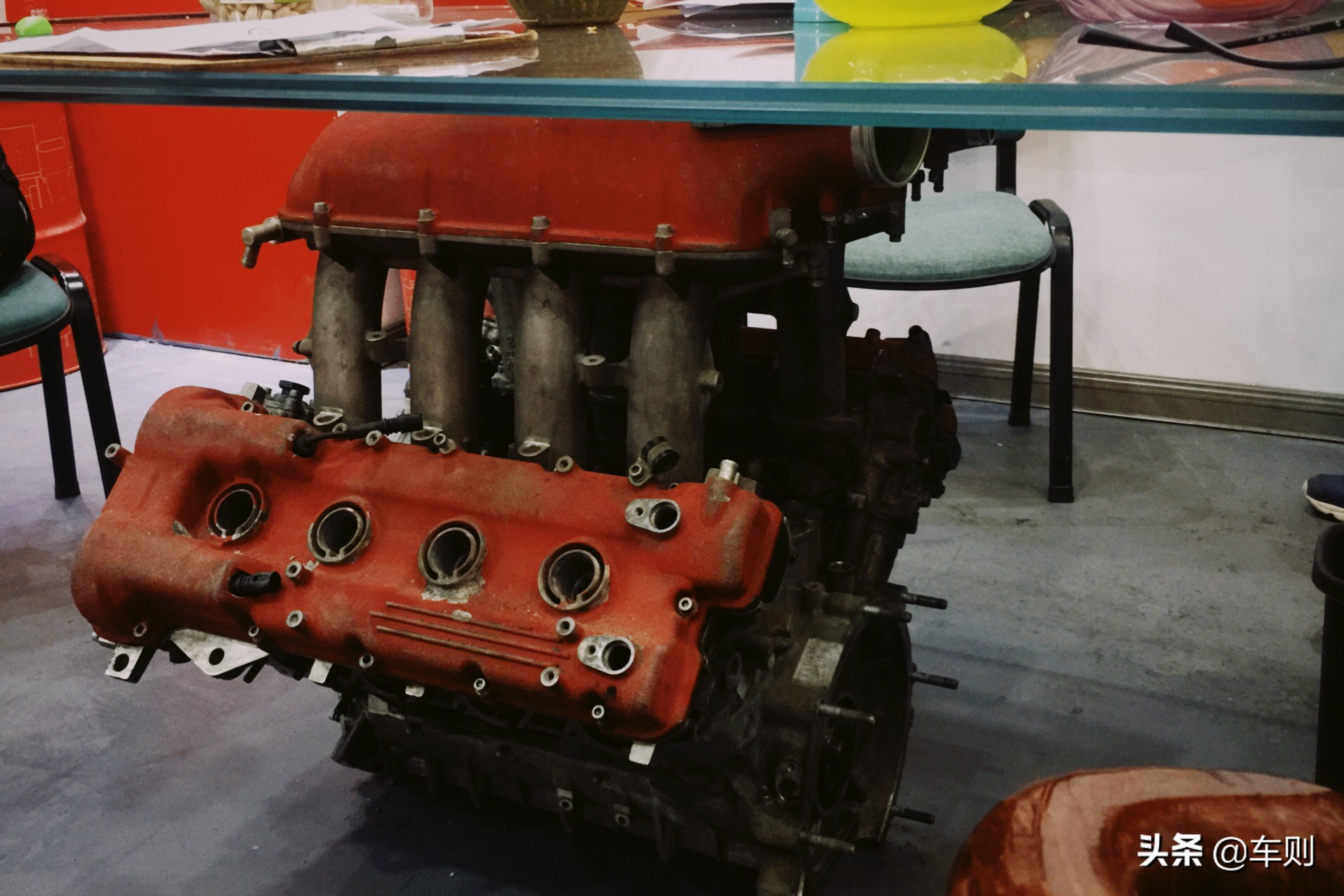 过年买新车炫富，当全村人面掉进水里，排气进水竟然还能开回家