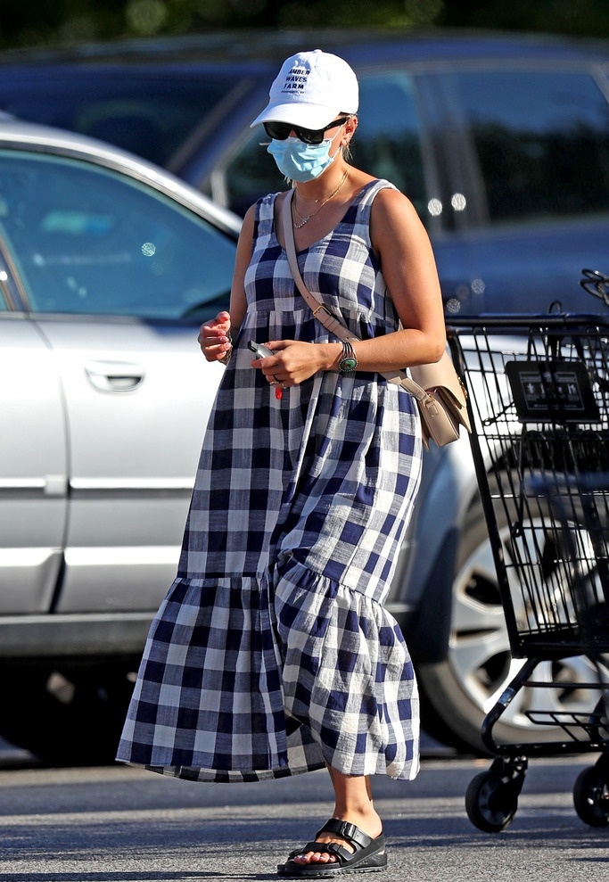 寡姐斯嘉丽怀孕了？穿格纹长裙配拖鞋孕感十足，胳膊粗壮发胖严重