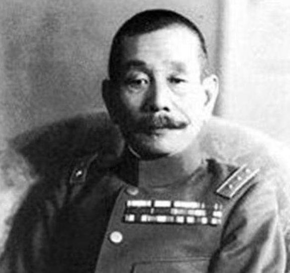 日本人的“板刷胡”到底从哪学来的？看看希特勒的照片就知道了