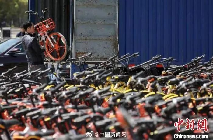 震惊!美国12岁男孩与14岁女孩持枪和警方对射半小时【新闻早七点】