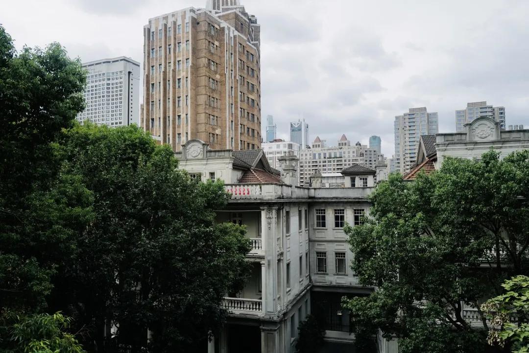 别争了,这条马路才是魔都内卷之王