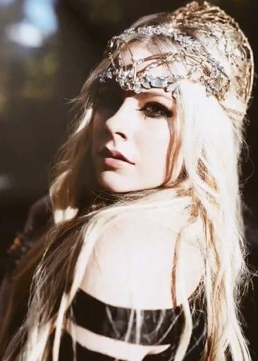 曾曝死后替身事件，如今携全新专辑重出江湖，她是否已跌出神坛？