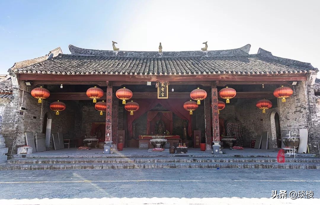 这个古镇好奇怪，门前放元宝，商号大门开洞，城隍爷与关二爷作伴
