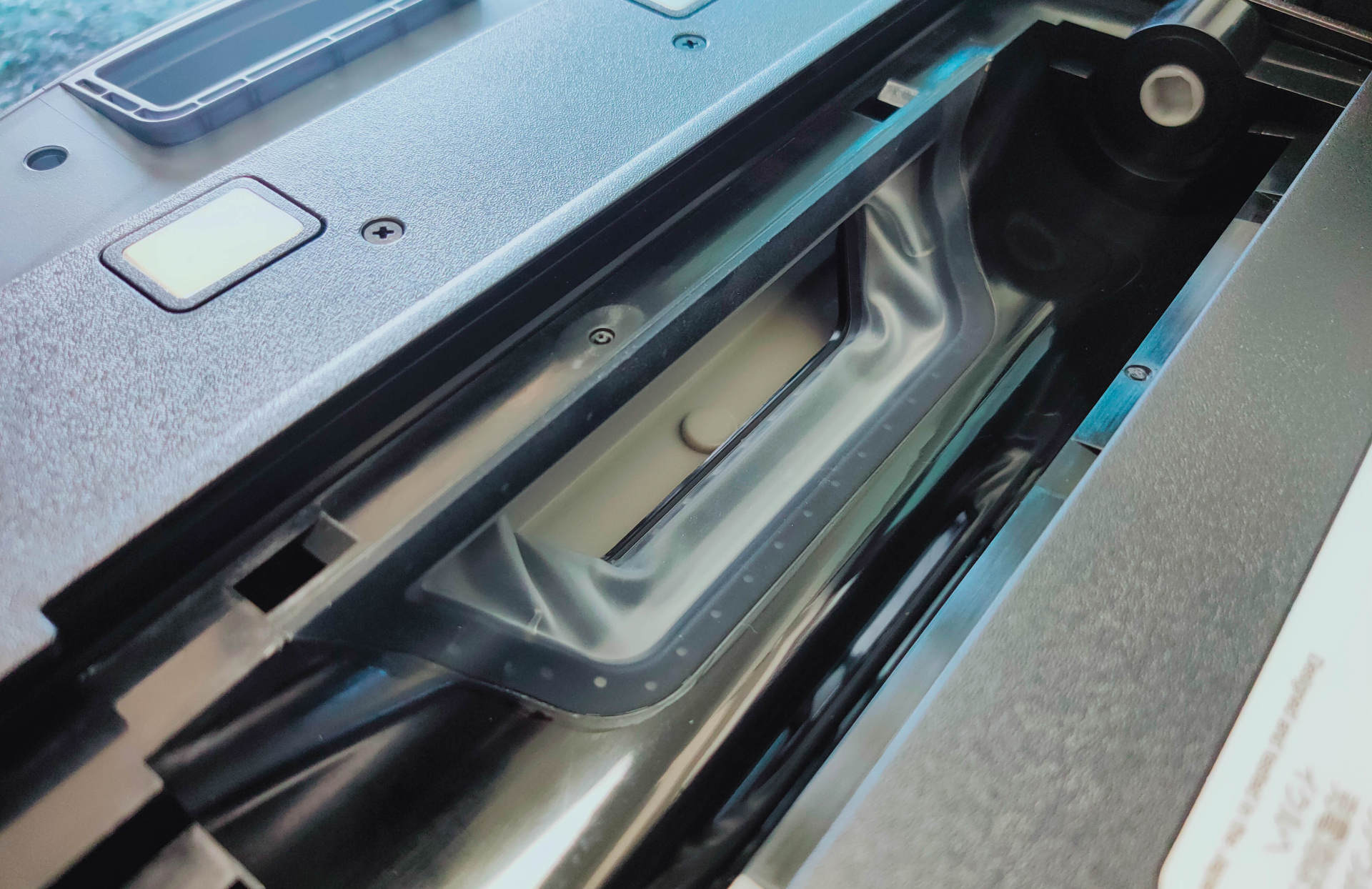 连垃圾都懒得倒，由利扫地机器人评测：垃圾自动收集，一月一次