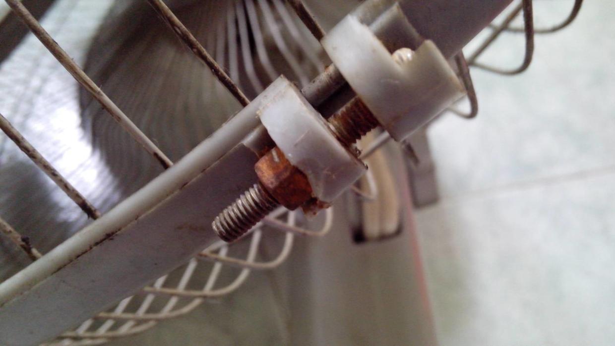 多年的螺丝锈死卸不下来怎么办,多年锈死的螺丝有何妙法拧开