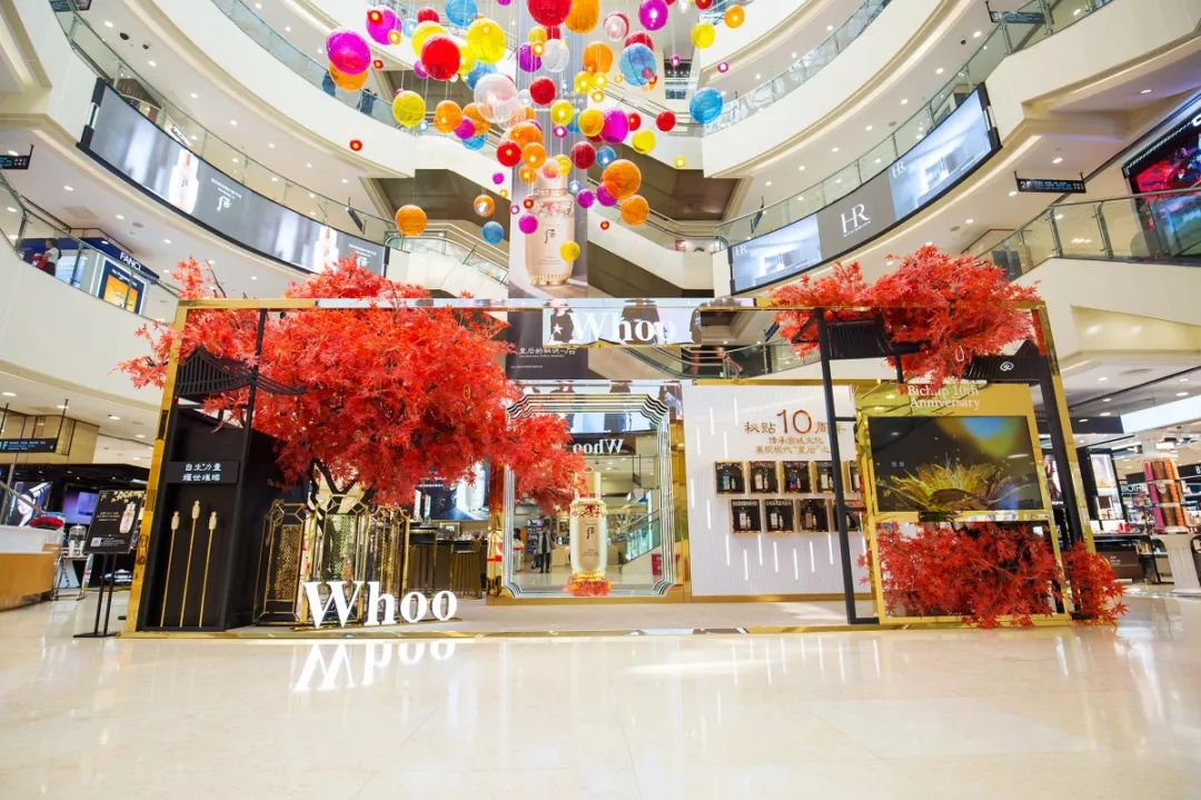 咦？武广惊现韩国宫廷秋日胜景，红枫环绕还有男模驻场