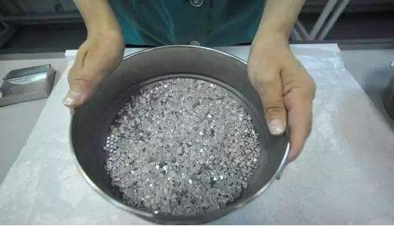 钻石是什么东西?科学家把钻石放到真空管,一加热,奇迹出现了