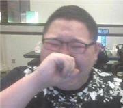 “兄弟睡觉压得胳膊都变色了，要不要叫醒他？”醒来一定很酸爽