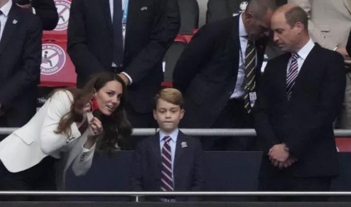 乔治王子最新近况,乔治被球迷讽刺