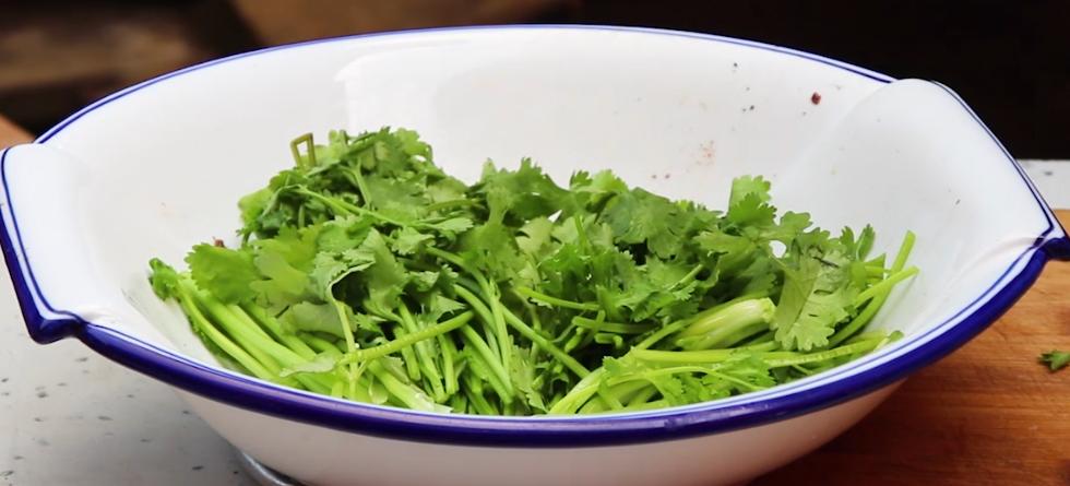 猪头肉这样吃才叫爽，农村大锅一炖，大块吃肉，口感丰富有食欲