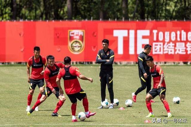 国足热身赛4-1大胜上港谭龙一人独中两元国足真的改变了么