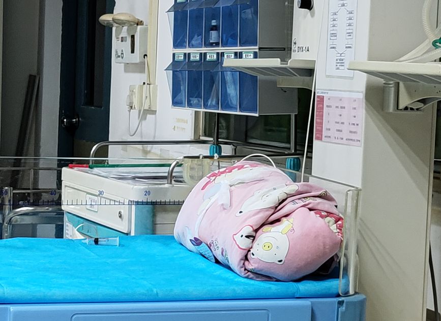 新生儿黄疸真相揭秘非饮食所致,刚出生一周的婴儿黄疸近临界值