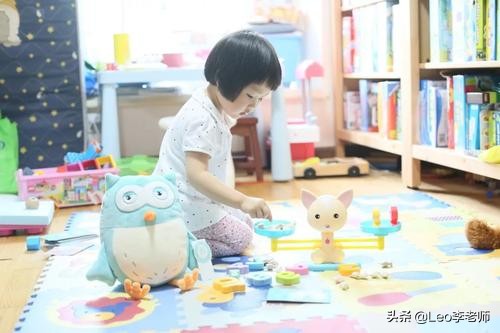 两岁孩子拧开了牙膏盖玩起了牙膏,宝妈这样做,绝了