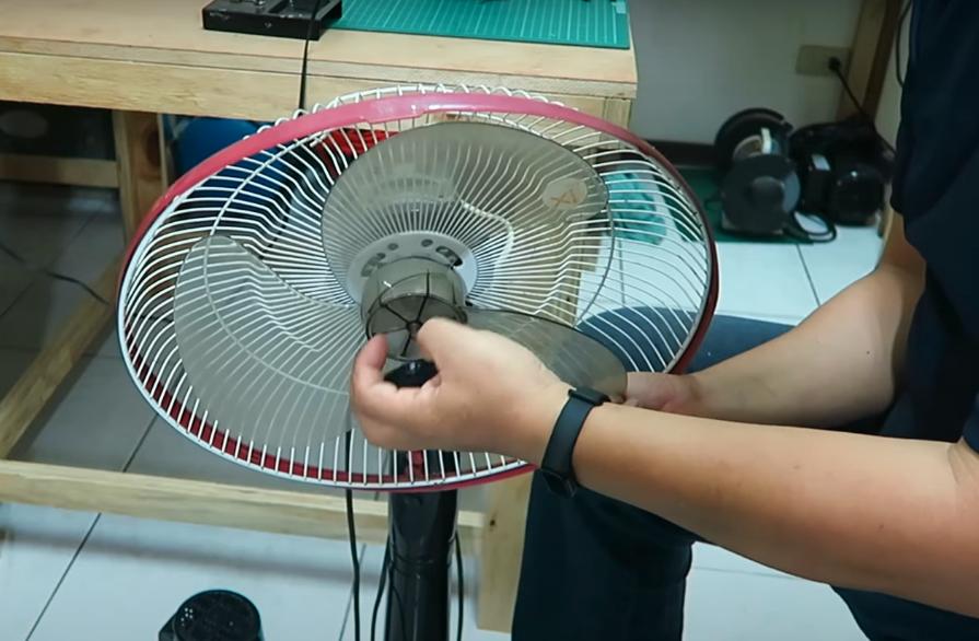 家用电风扇常见故障及解决办法,电风扇装错了怎么拆下来