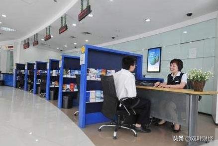 信用卡降额是钱必须一次性还清吗,信用卡降额导致超额度