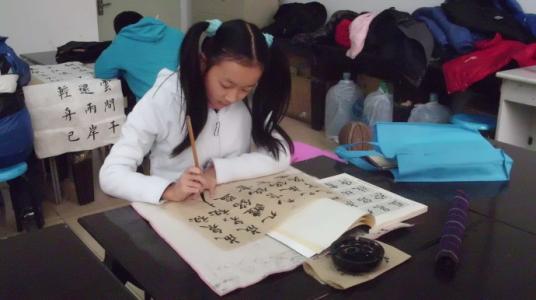 男孩被老师罚抄妈妈抖音,孩子被罚抄卷子五遍妈妈帮忙抄