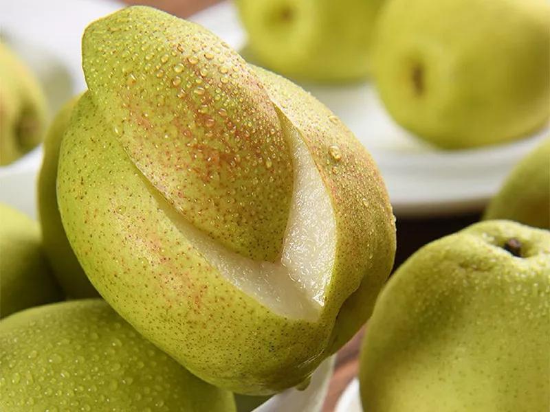 冬天气候干燥喝点什么缓解,雾霾天必备生津润燥的雪梨汤