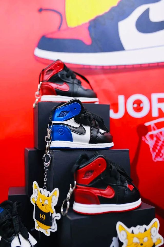 在魔都这家潮牌娃娃机店里，我竟然花了五块钱抓了个AJ