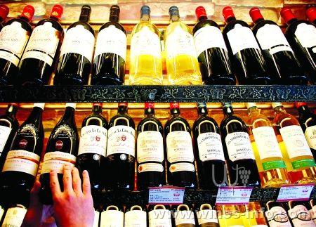 怎样从外观分辨真假进口红酒,国内罐装红酒与原装进口的区别